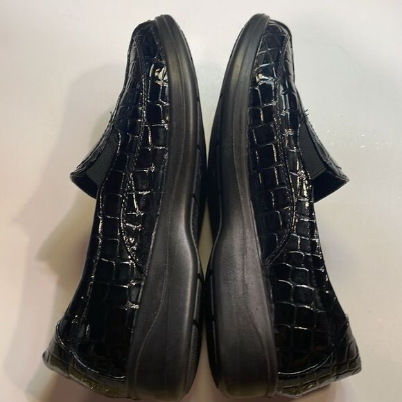 Instreet Womens Black Leather Slip On Alligator Pattern Shoes Sz 7.5 - Picture 6 of 13